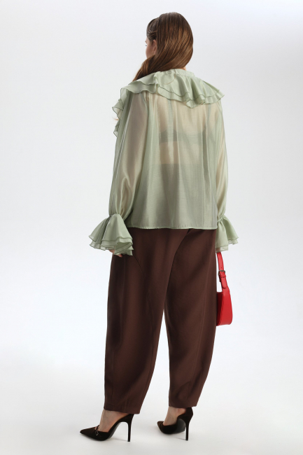 Блузка с воланами в пиратском стиле