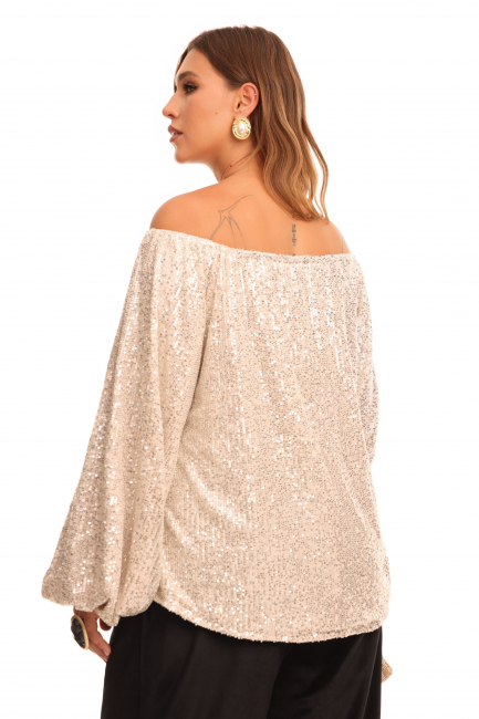 Молочная блузка с пайетками и спущенным плечом