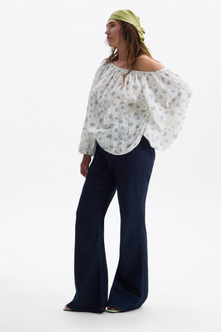 Блузка со спущенным плечом и английской вышивкой – фото – Plus Size 50–64 – Моно-Стиль