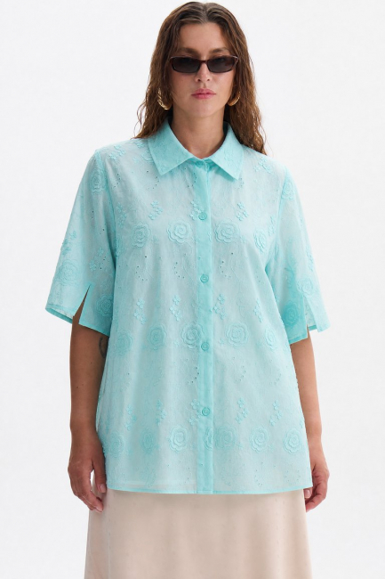 Блузка голубого цвета из шитья – фото – Plus Size 50–64 – Моно-Стиль
