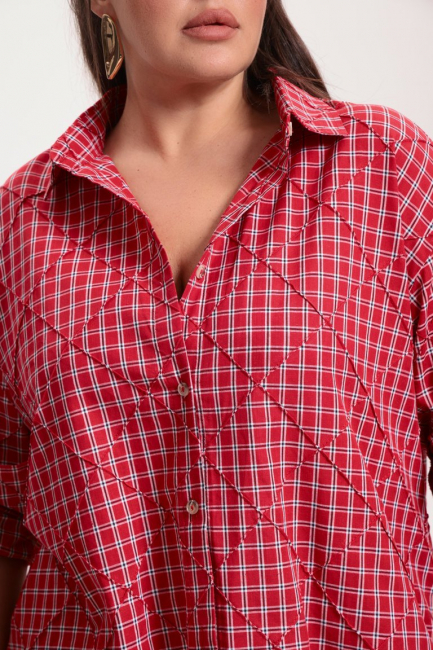 Рубашка с акцентными швами и красным принтом – фото – Plus Size 50–64 – Моно-Стиль
