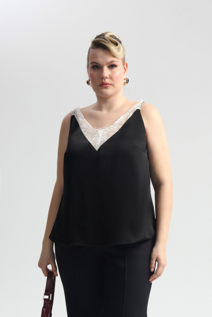 Топ с кружевом и треугольным вырезом