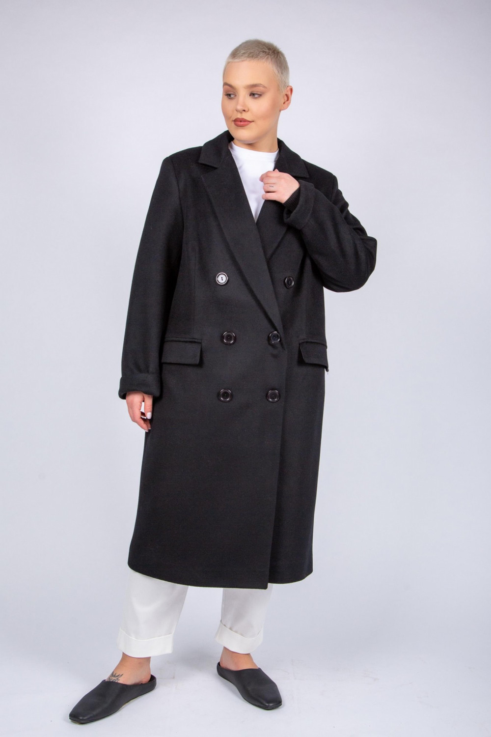 черное двубортное пальто на женщин плюс сайз