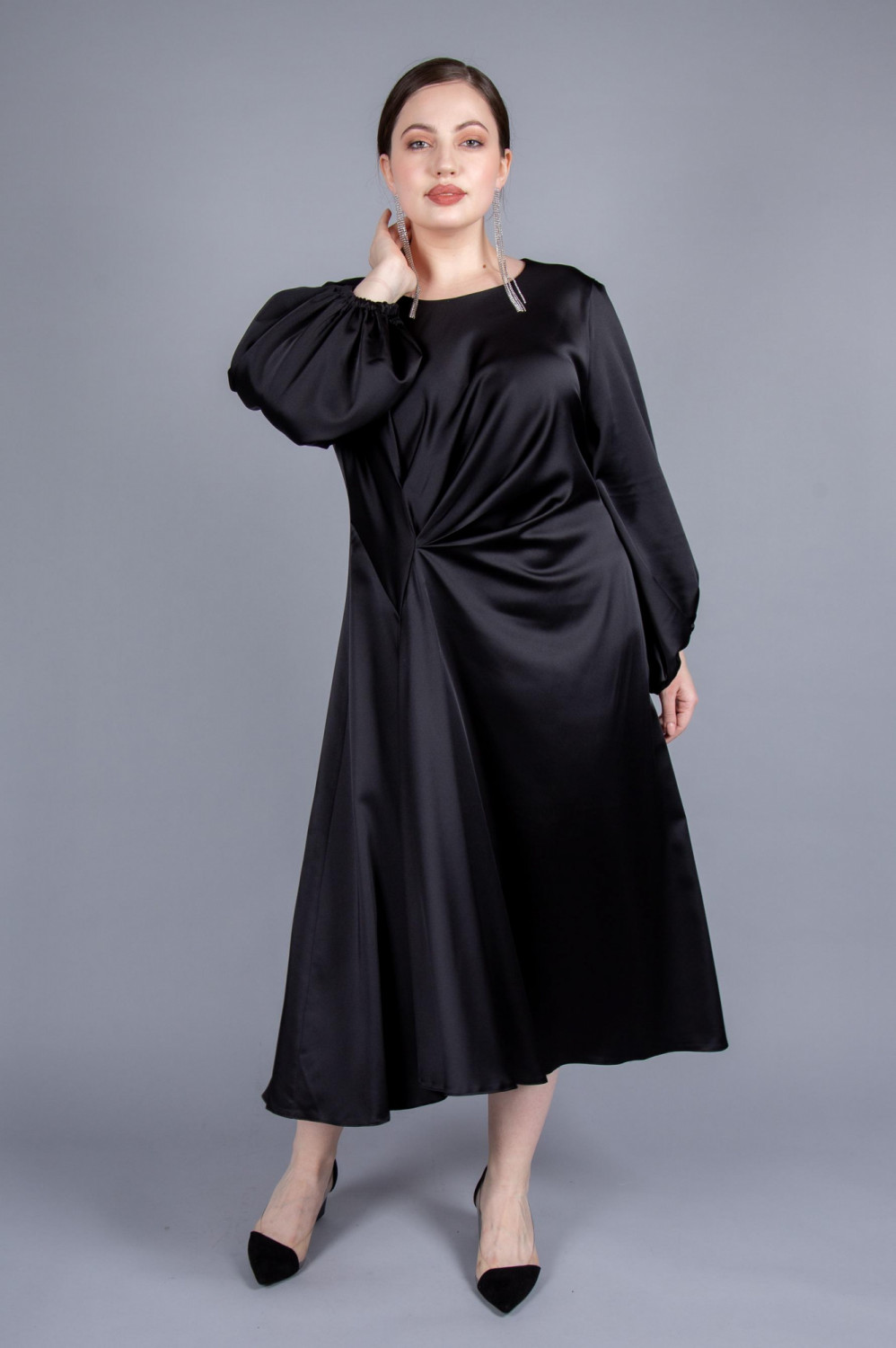 черное платье с боковой складкой