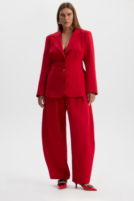 Брюки бананы из красной костюмной ткани – фото – Plus Size 50–64 – Моно-Стиль