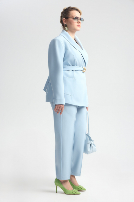 Жакет на запа́хе из костюмной ткани