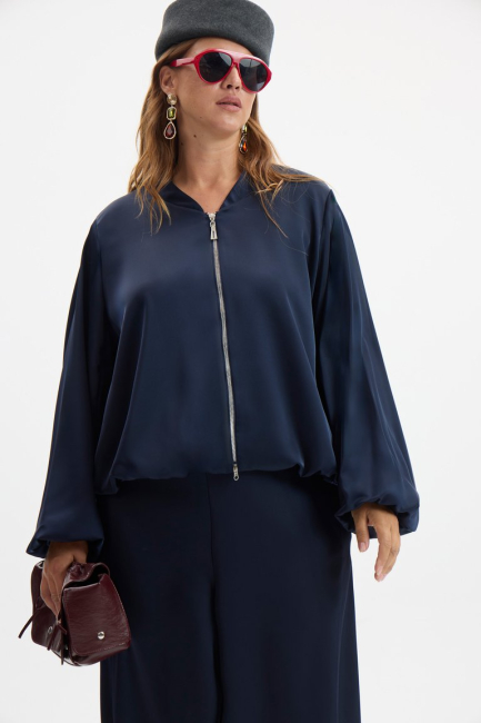 Темно-синий бомбер из сатина – фото – Plus Size 50–64 – Моно-Стиль