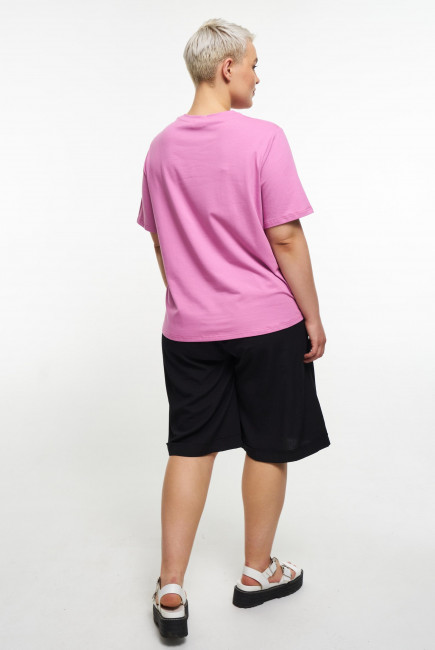 Базовая розовая футболка на фигуру плюс сайз в магазине женской одежды больших размеров