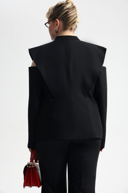 Жакет в маскулином стиле с открытым плечом