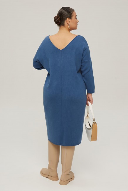 Синее платье свитер оверсайз с треугольным вырезом из вязаного трикотажа на осень купить с доставкой 