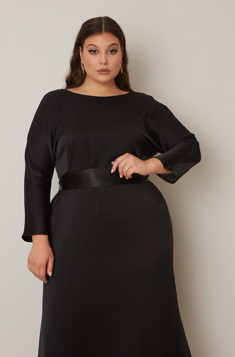 Черное платье с цельнокроеным рукавом из шелковой струящейся ткани