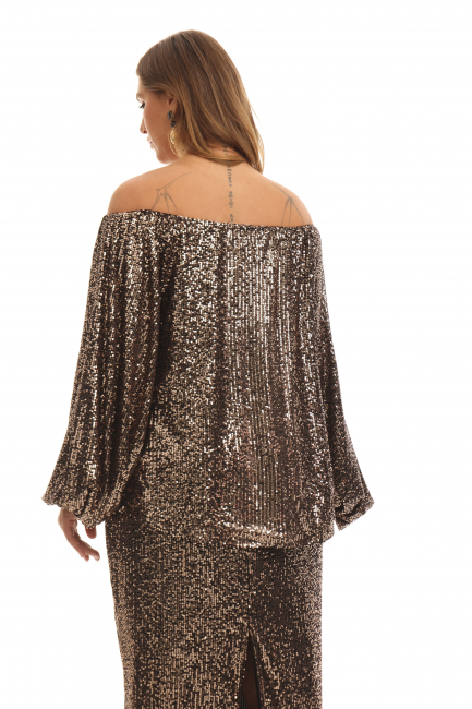 Блузка со спущенным плечом и пайетками