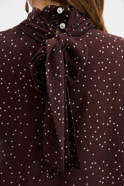 Топ из шифона с воротником стойка и шарфом – фото – Plus Size 50–64 – Моно-Стиль