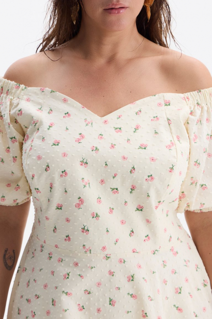 Платье со спущенным плечом из хлопка и розовым принтом – фото – Plus Size 50–64 – Моно-Стиль