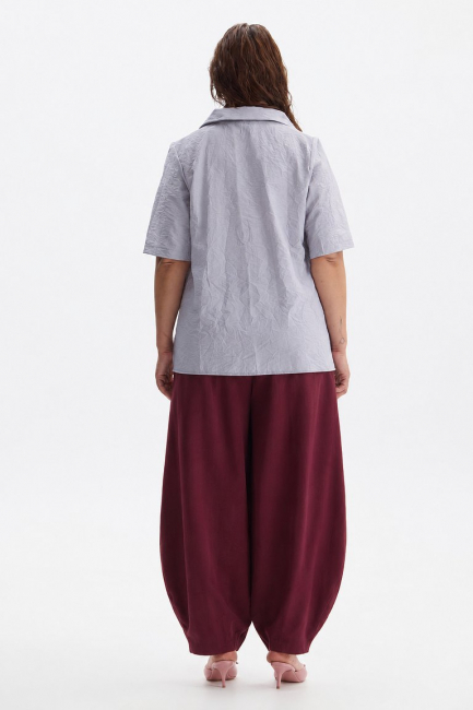 Брюки баллоны из поливискозного шелка с тач эффектом – фото – Plus Size 50–64 – Моно-Стиль