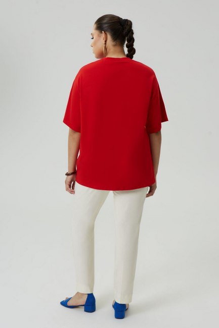 Красная футболка оверсайз с надписью на груди