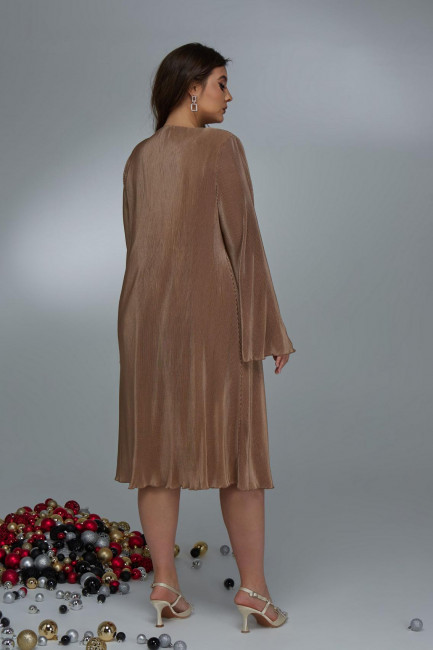 Платье А-силуэта из мелко гофрированной вискозы с расклешенным рукавом