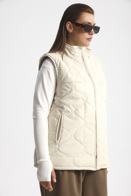 Жилет стеганый с контрастной подкладкой