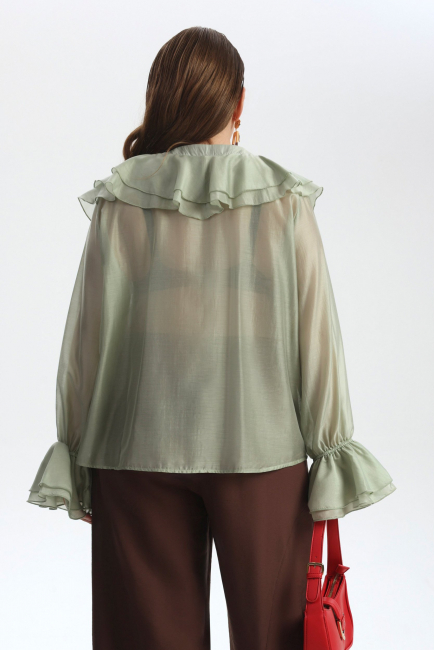 Блузка с воланами в пиратском стиле