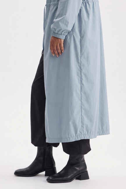 Плащ пыльник голубого цвета – фото – Plus Size 50–64 – Моно-Стиль