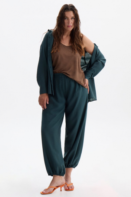Брюки баллоны из тенселя изумрудного цвета – фото – Plus Size 50–64 – Моно-Стиль