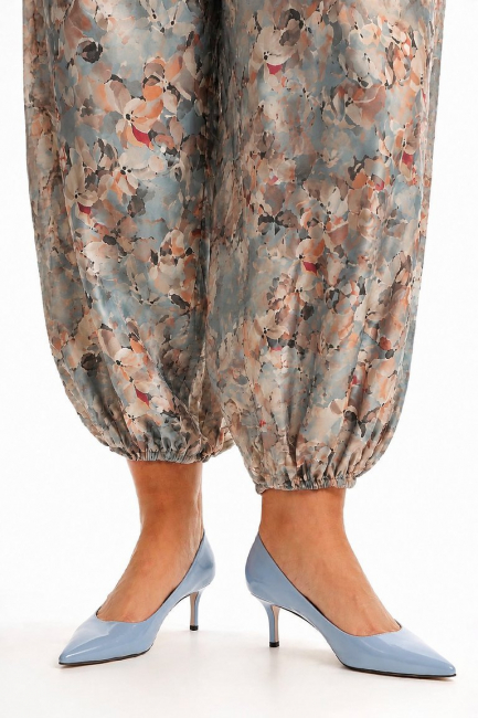 Брюки баллоны с голубым принтом – фото – Plus Size 50–64 – Моно-Стиль