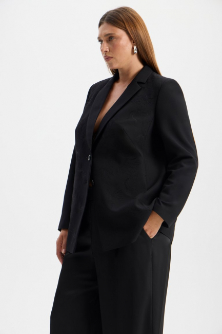Приталенный жакет с вышивкой из поливискозы – фото – Plus Size 50–64 – Моно-Стиль