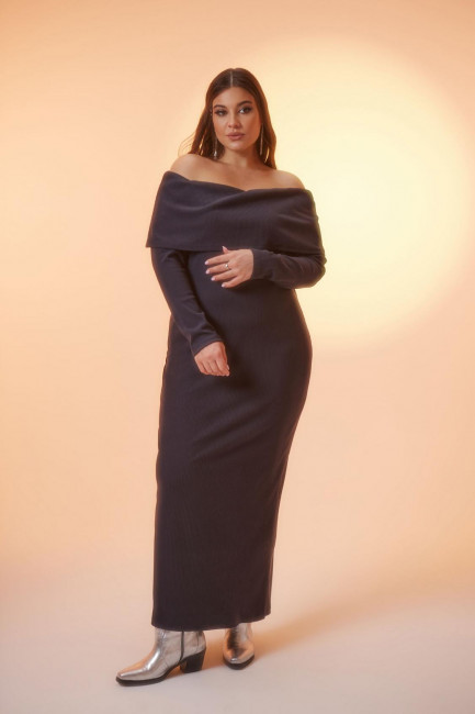 Платье макси с открытыми плечами из рельефной ткани