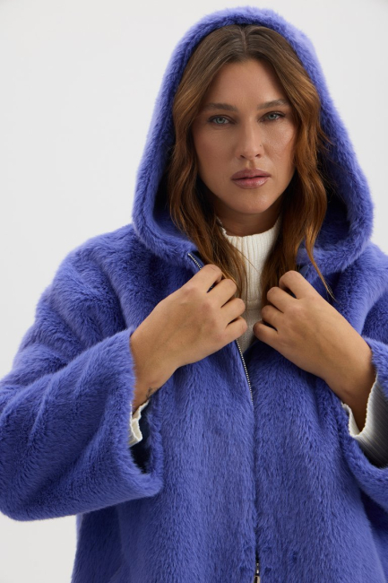 Шуба из экомеха норки с капюшоном – фото – Plus Size 50–64 – Моно-Стиль