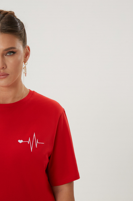 Футболка relaxed fit  с вышивкой – фото – Plus Size 50–64 – Моно-Стиль