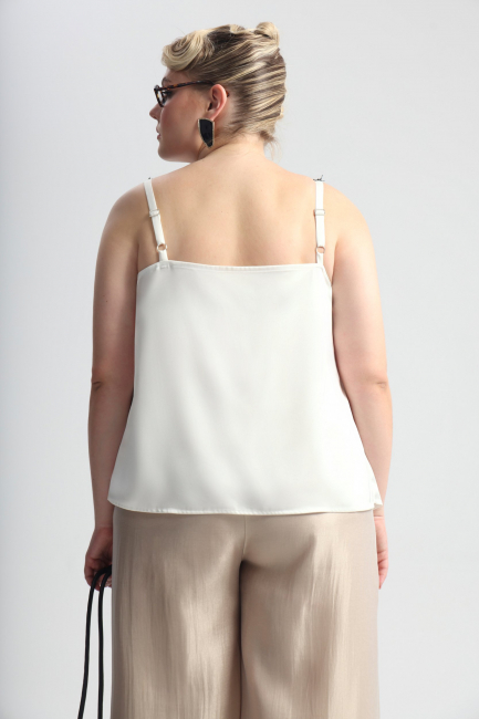 Топ с v-вырезом и акцентным кружевом