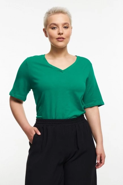 Базовая футболка с треугольным вырезом купить на фигуру плюс сайз в магазине женской одежды больших размеров