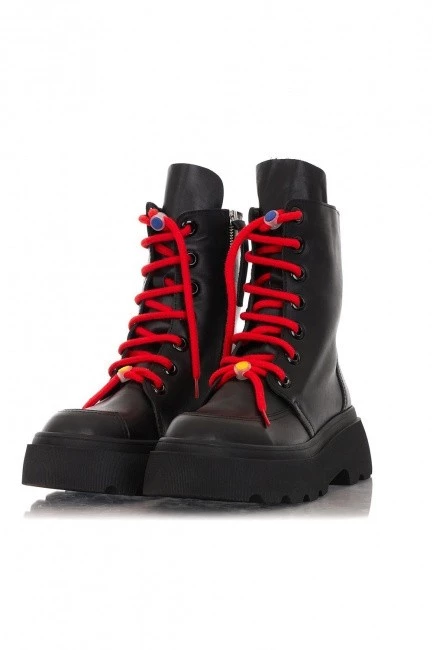 Черные кожаные ботинки на массивной подошве и с красным шнурком