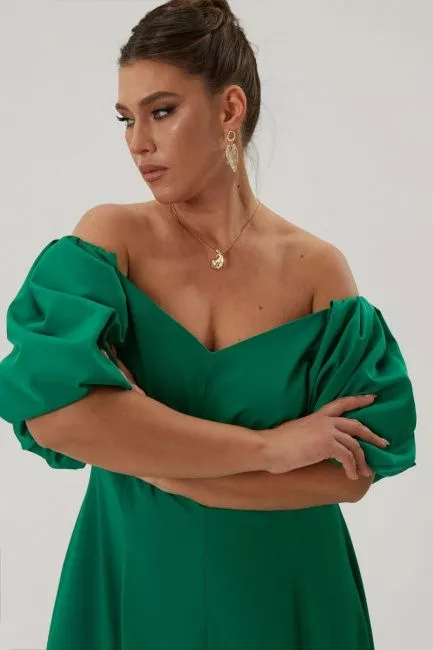 Зеленое приталенное платье со спущенным плечом