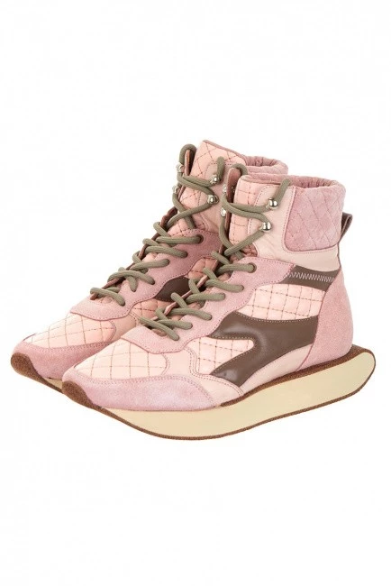 Кроссовки на шнурке розового цвета