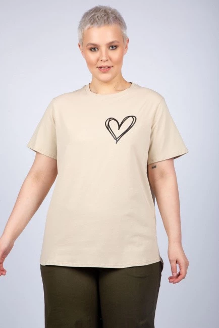 Бежевая футболка из хлопка с принтом сердце купить на фигуру плюс сайз 