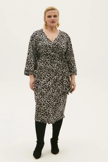 Серое трикотажное платье на запахе с принтом леопард идеального фасона