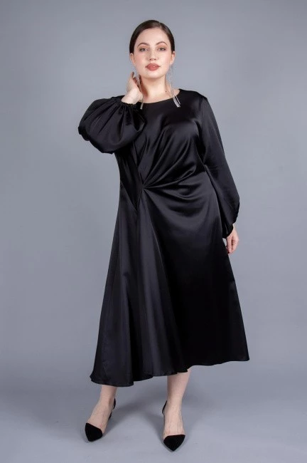 Черное платье с боковыми защипами