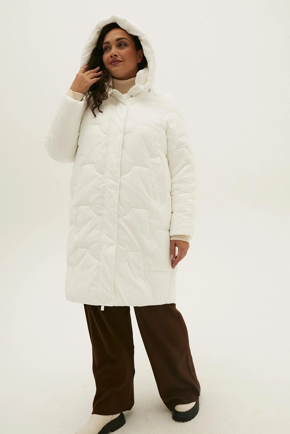Удлиненная куртка пуховик с капюшоном стильная зимняя