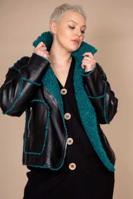 Черная куртка дубленка с зеленым мехом