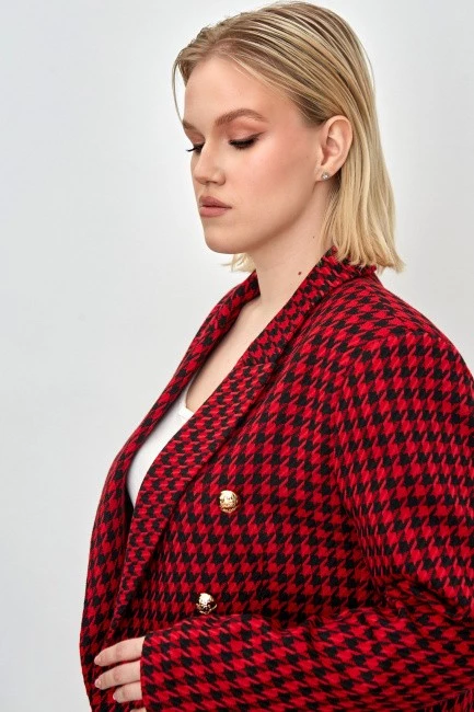 Пиджак в красную гусиную лапку с декоративными пуговицами купить в магазине женской стильной одежды больших размеров от 50