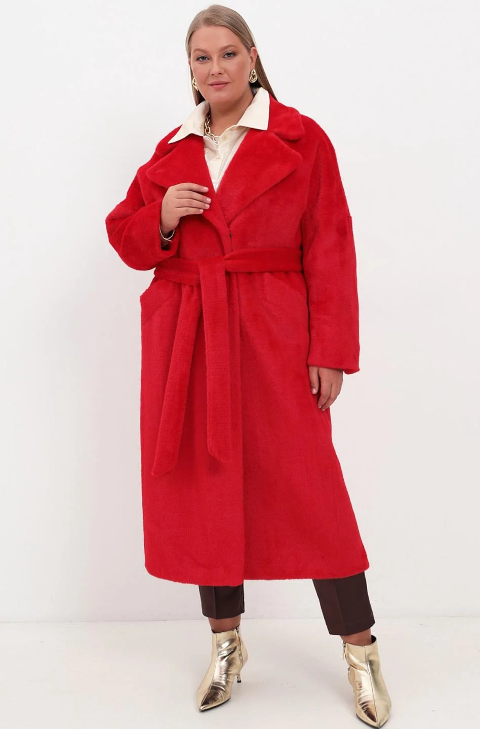 Красное меховое пальто халат на поясе