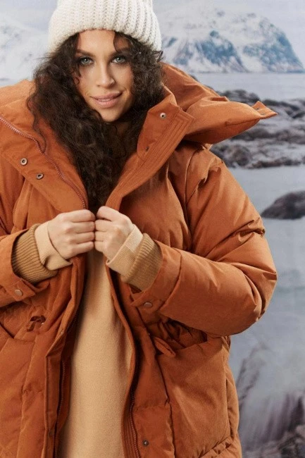Коричневая дутая куртка на натуральном утеплителе из мембранной ткани
