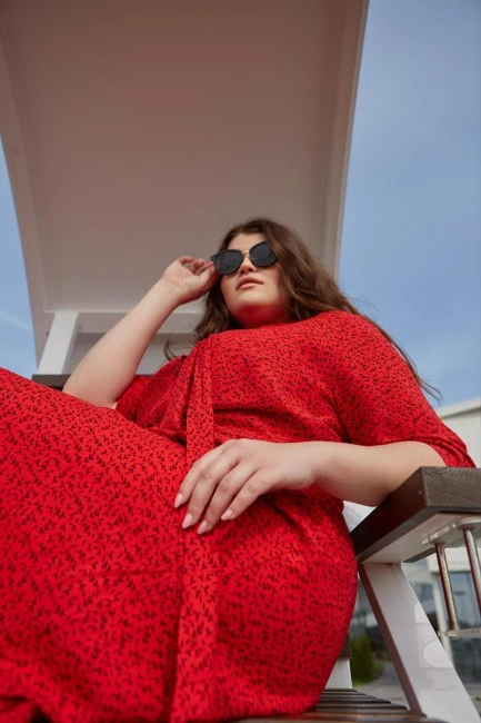 Платье на пуговицах и поясе с цветочным принтом на лето купить онлайн с доставкой