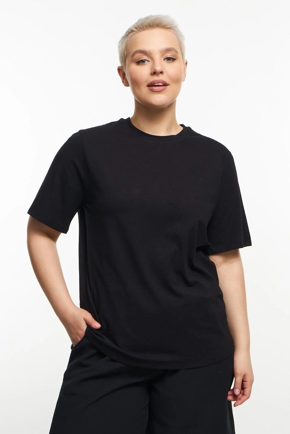 Черная базовая футболка с круглым вырезом на фигуру плюс сайз купить онлайн