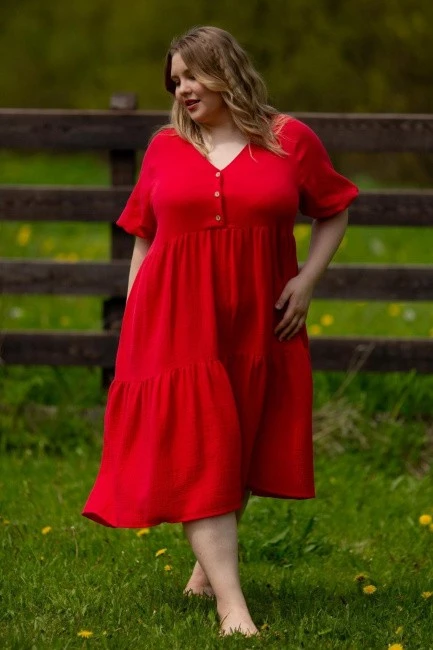 Платье красного цвета с воланами и на пуговицах