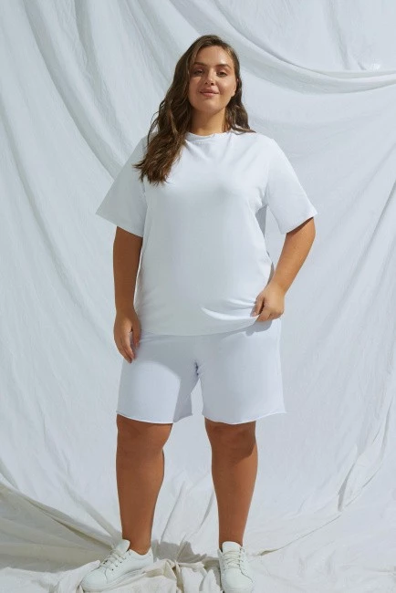 Женская Футболка relaxed fit с круглым вырезом белого цвета купить большой размер