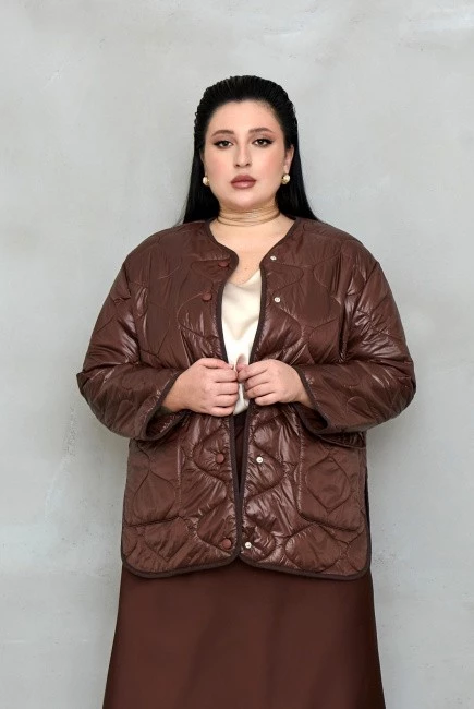 Ультралегкая коричневая куртка с простежкой купить в магазине модной одежды больших размеров