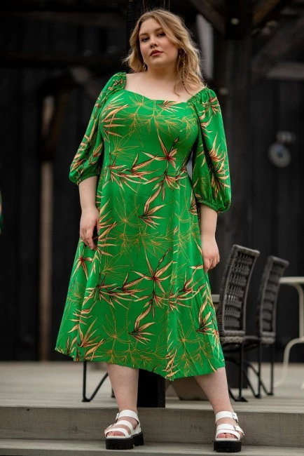 Платье с фигурным вырезом и растительным принтом