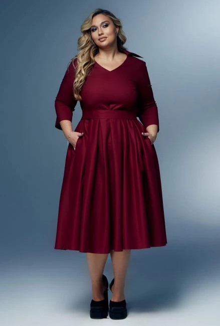 Бордовое платье с расклешенной юбкой в складку